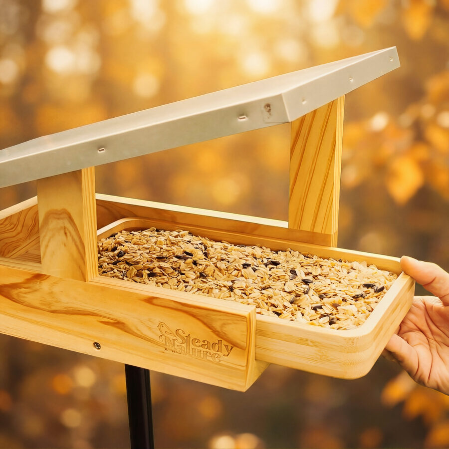 Vogelfutterhaus XL mit Ständer und herausgezogener Futterschale